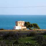 Continuiamo ancora verso sud per altri 8 chilometri per trovare, tra Polignano e Monopoli, Torre incina, quella che � forse la torre pi� pittoresca tra quelle visitate, affacciata com�� su un mare cristallino e situata su una costa rocciosa e a strapiombo